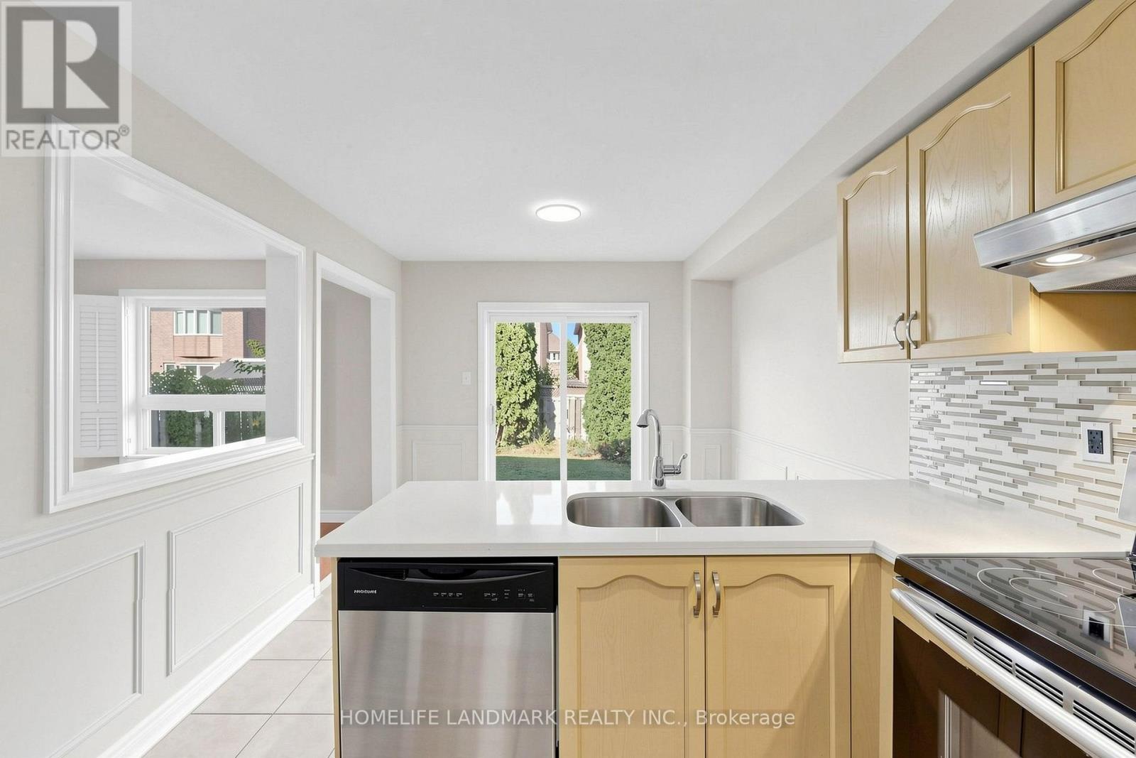 5853 Swordsman Drive, Mississauga, Ontario  L5M 6P4 - Photo 11 - W13791148