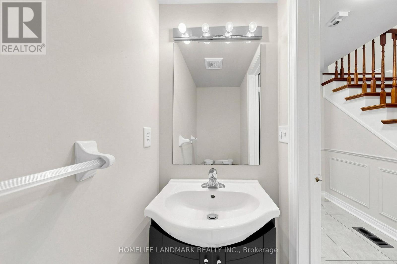 5853 Swordsman Drive, Mississauga, Ontario  L5M 6P4 - Photo 12 - W13791148