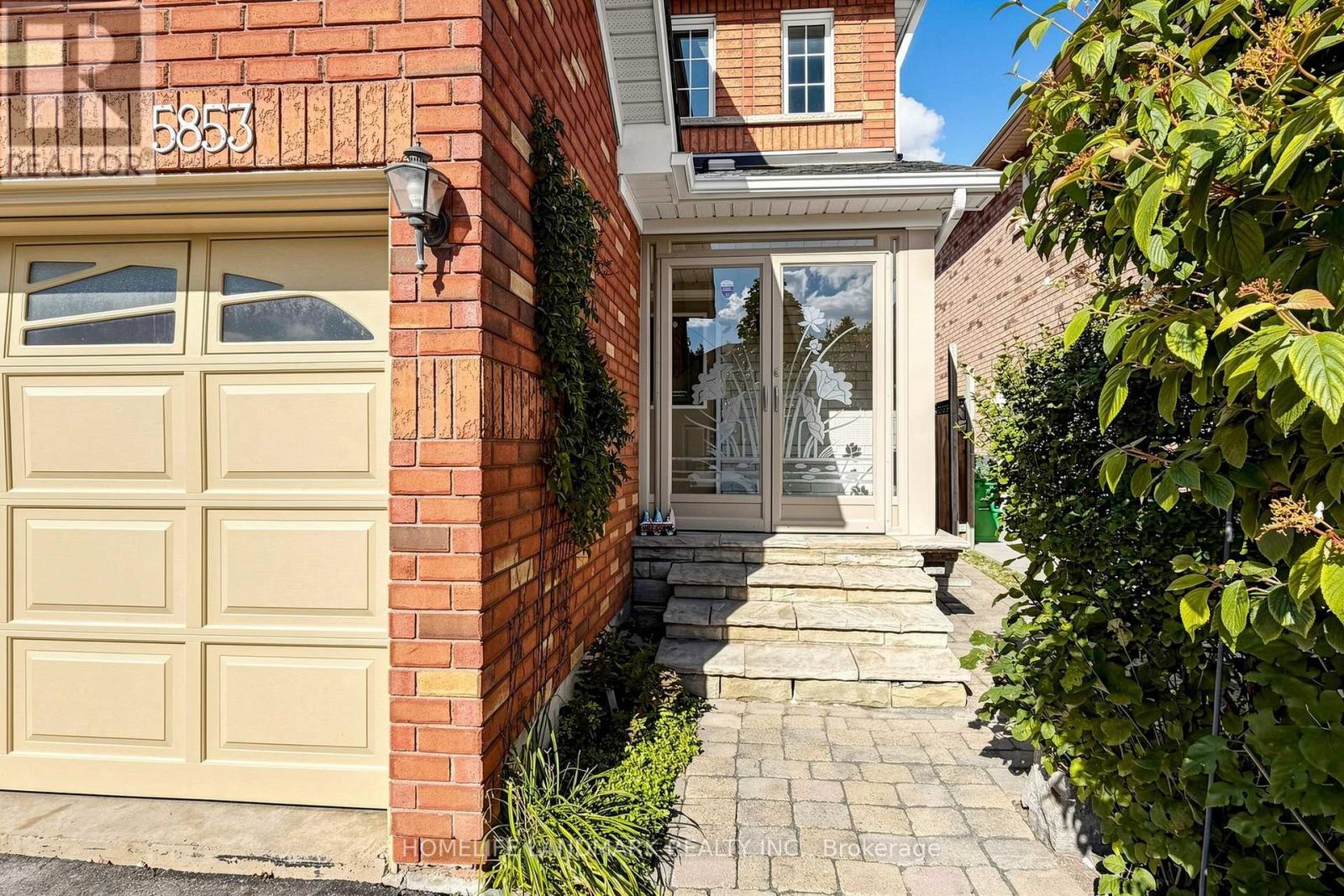 5853 Swordsman Drive, Mississauga, Ontario  L5M 6P4 - Photo 2 - W13791148