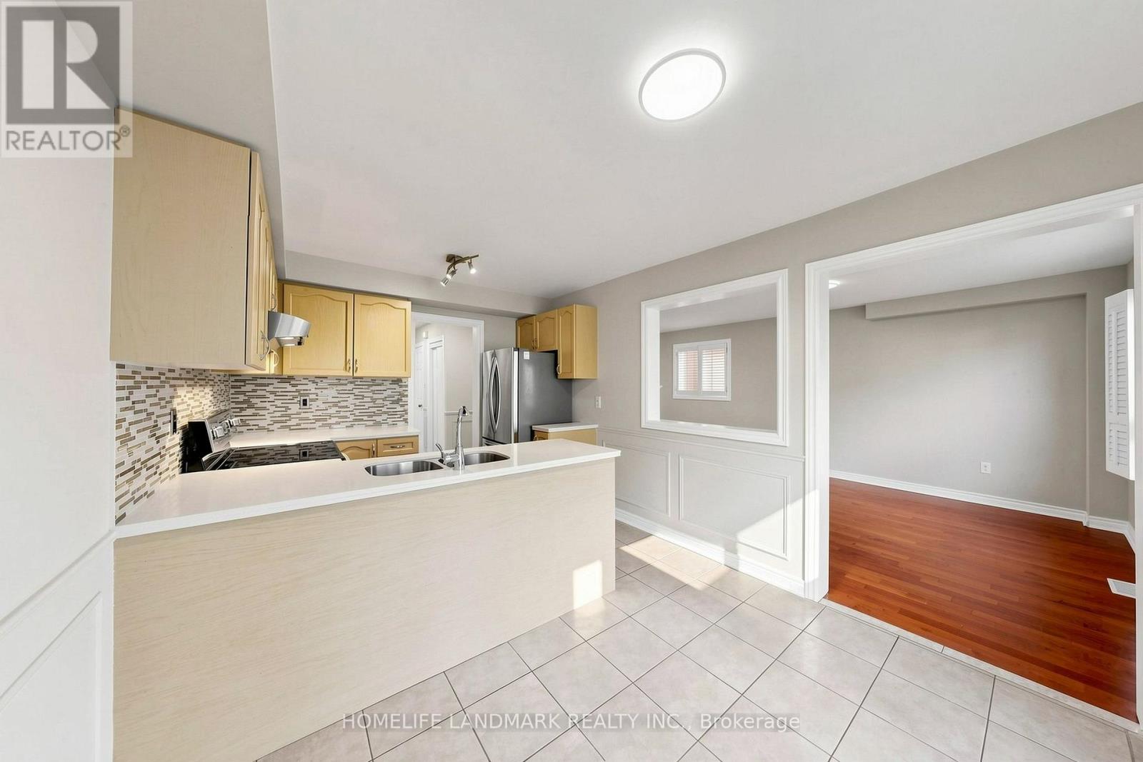 5853 Swordsman Drive, Mississauga, Ontario  L5M 6P4 - Photo 9 - W13791148