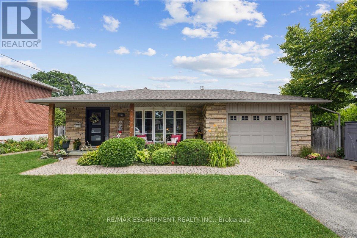 755 Parker Crescent, Burlington, Ontario L7R 3A5 - Photo 1 - W13791242