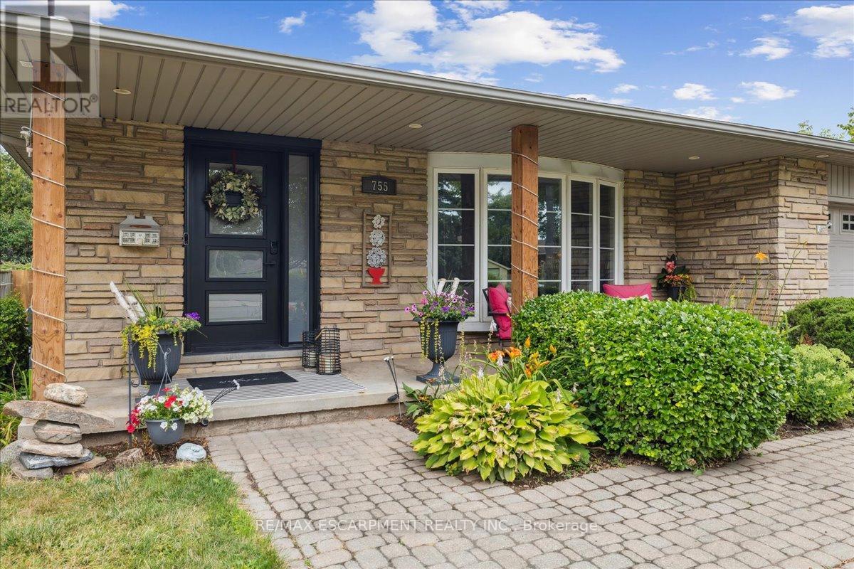 755 Parker Crescent, Burlington, Ontario L7R 3A5 - Photo 2 - W13791242