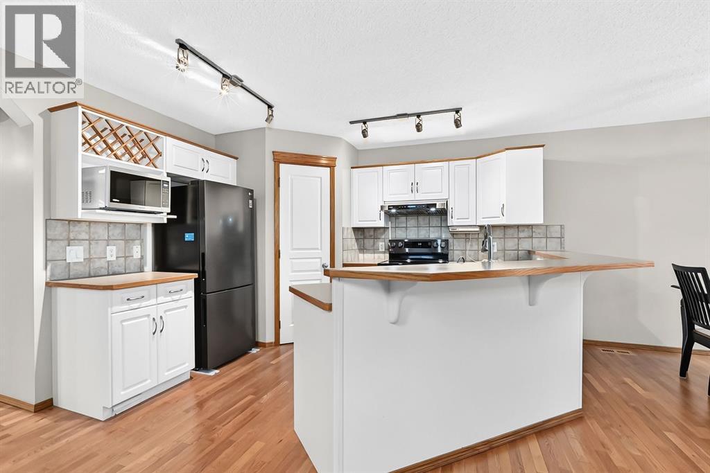 234 Somerglen Way Sw, Calgary, Alberta  T2Y 4B3 - Photo 3 - A2342650