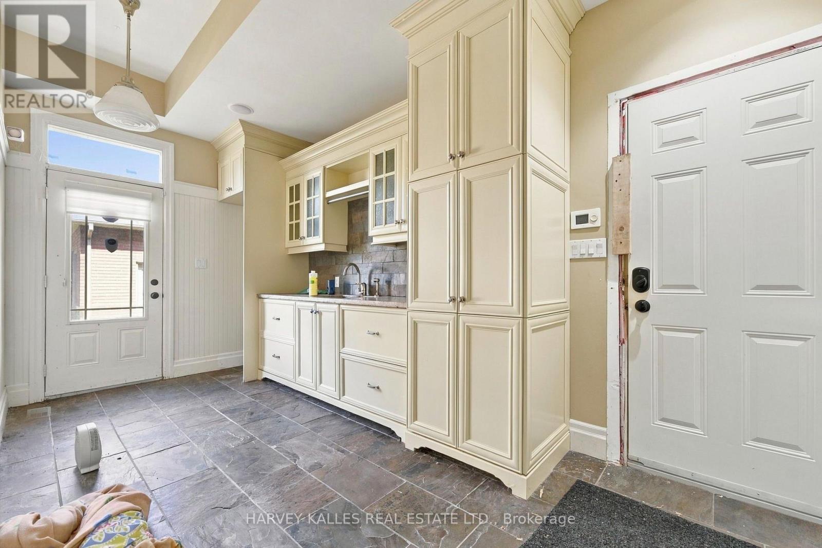 7472 ASHBURN ROAD photo 9