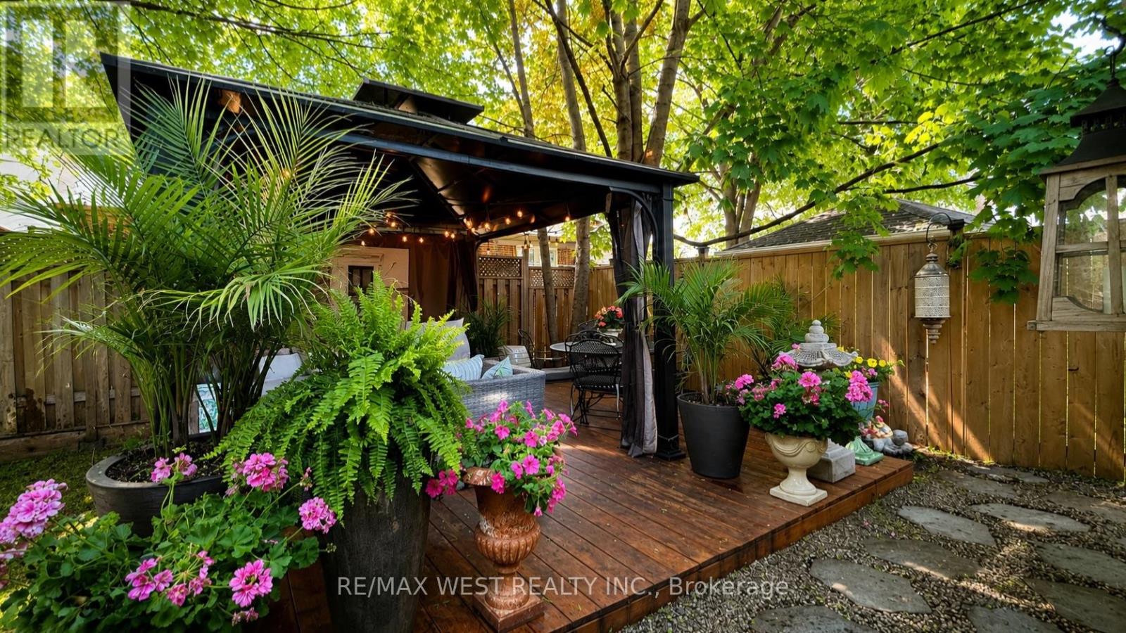 12 Brentwood Road S, Toronto (Stonegate-Queensway), Ontario  M8Z 3N2 - Photo 2 - W13791282