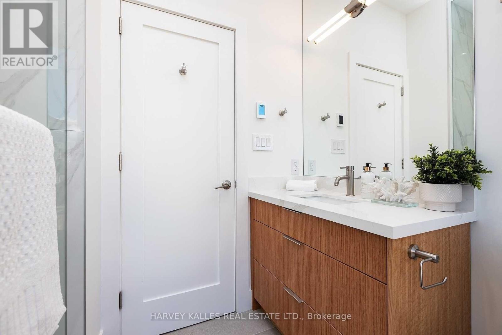 165r Wychwood Avenue, Toronto, Ontario  M6C 2T4 - Photo 17 - C13790844