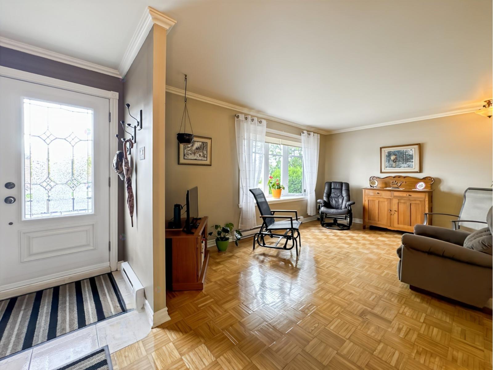 1305 Rue Beauharnois Longueuil (Le Vieux-Longueuil) Quebec Canada J4M1S4 5