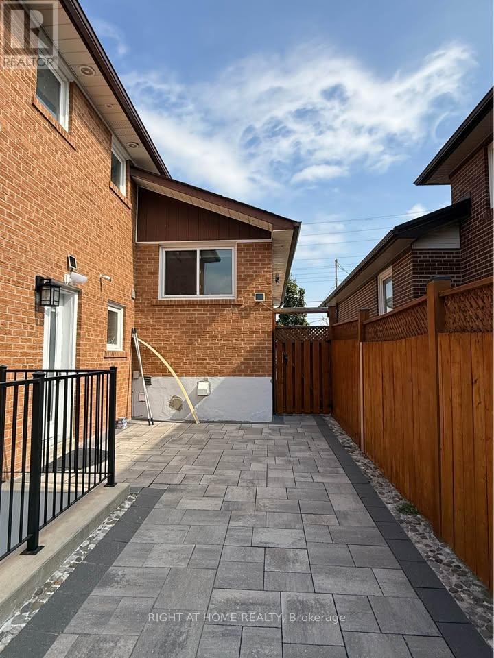 2468 Hensall Street, Mississauga, Ontario  L5A 2T2 - Photo 2 - W13791326