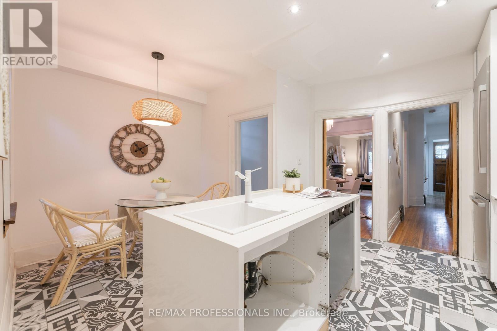 181 Garden Avenue, Toronto, Ontario  M6R 1H8 - Photo 12 - W13791452