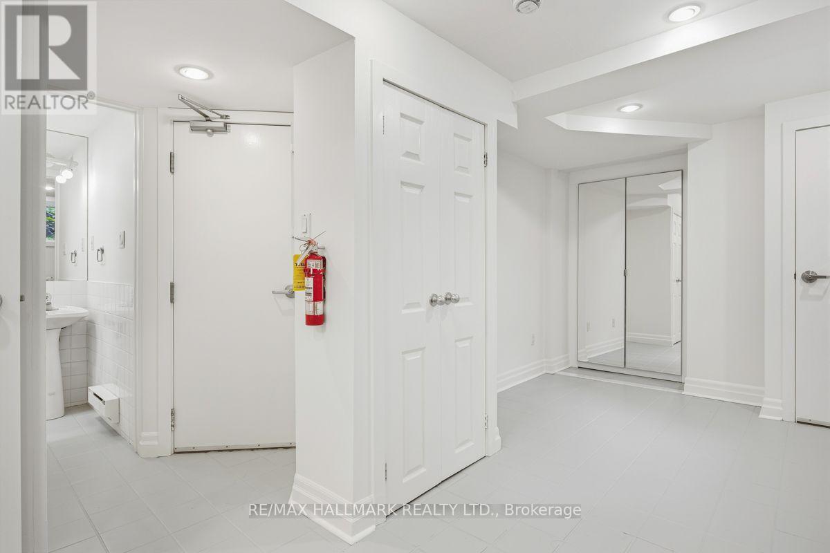 Lower - 483 Parkside Drive, Toronto, Ontario  M6R 2Z9 - Photo 17 - W13791504