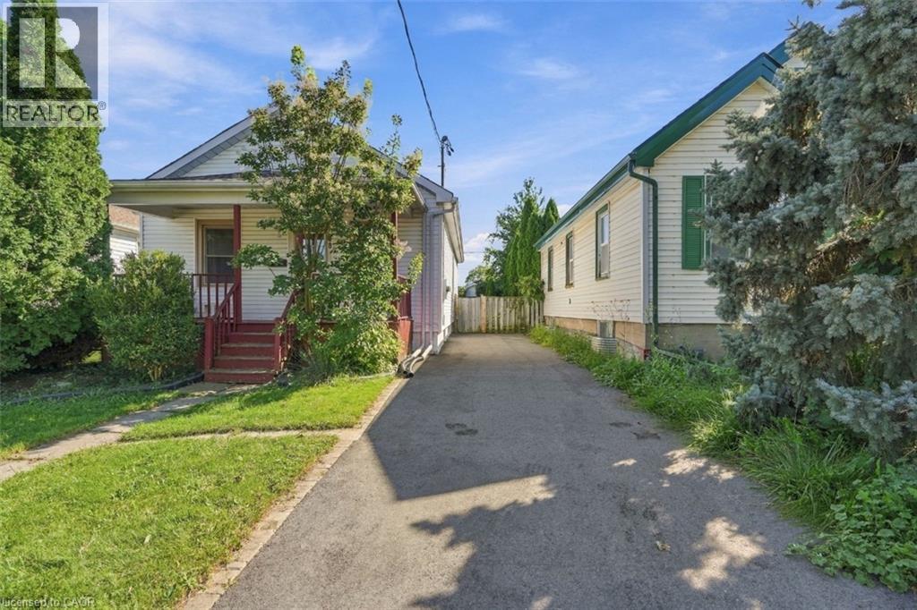 68 Hamilton Street, St. Catharines, Ontario  L2S 1K6 - Photo 4 - 40863574