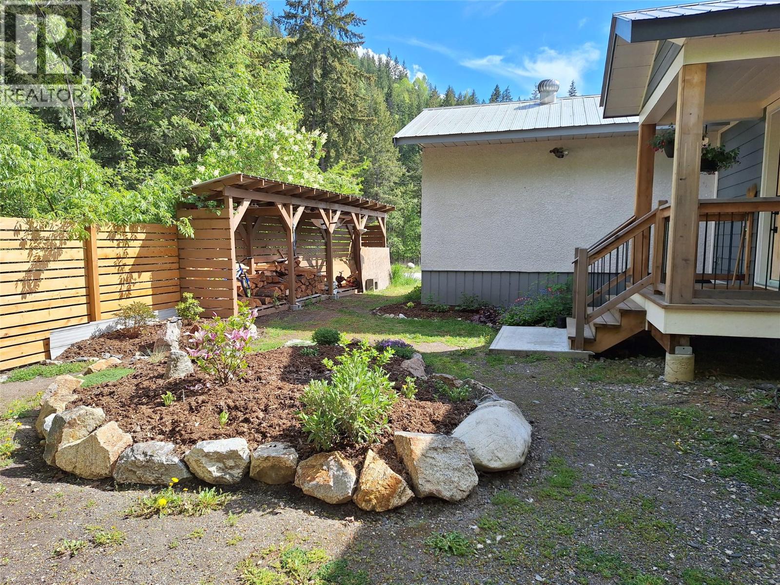 624 Slocan Avenue, New Denver, British Columbia  V0G 1S0 - Photo 1 - 10399574