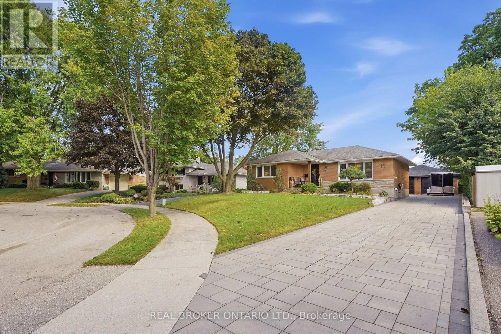 15 Linton Place, Kitchener, Ontario  N2B 2K1 - Photo 1 - X13791712