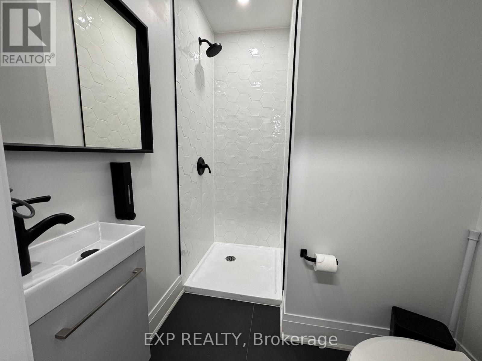 Office #3 - 156 Parkdale Avenue N, Hamilton, Ontario  L8H 5X2 - Photo 3 - X13791766