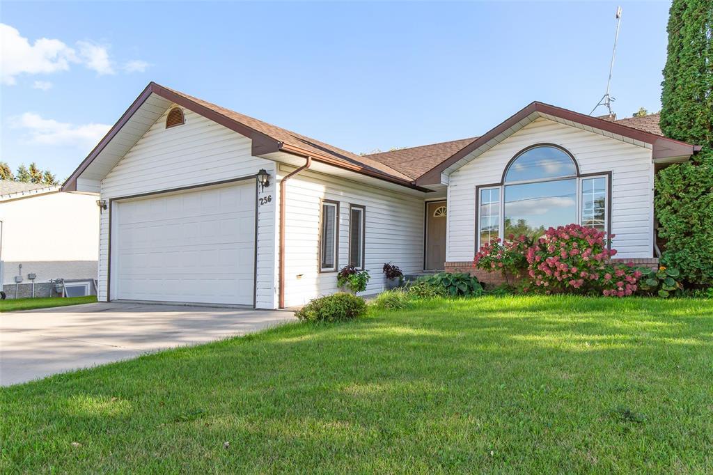 256 Southwood Street, Grunthal, Manitoba  R0A 0R0 - Photo 1 - 202623312