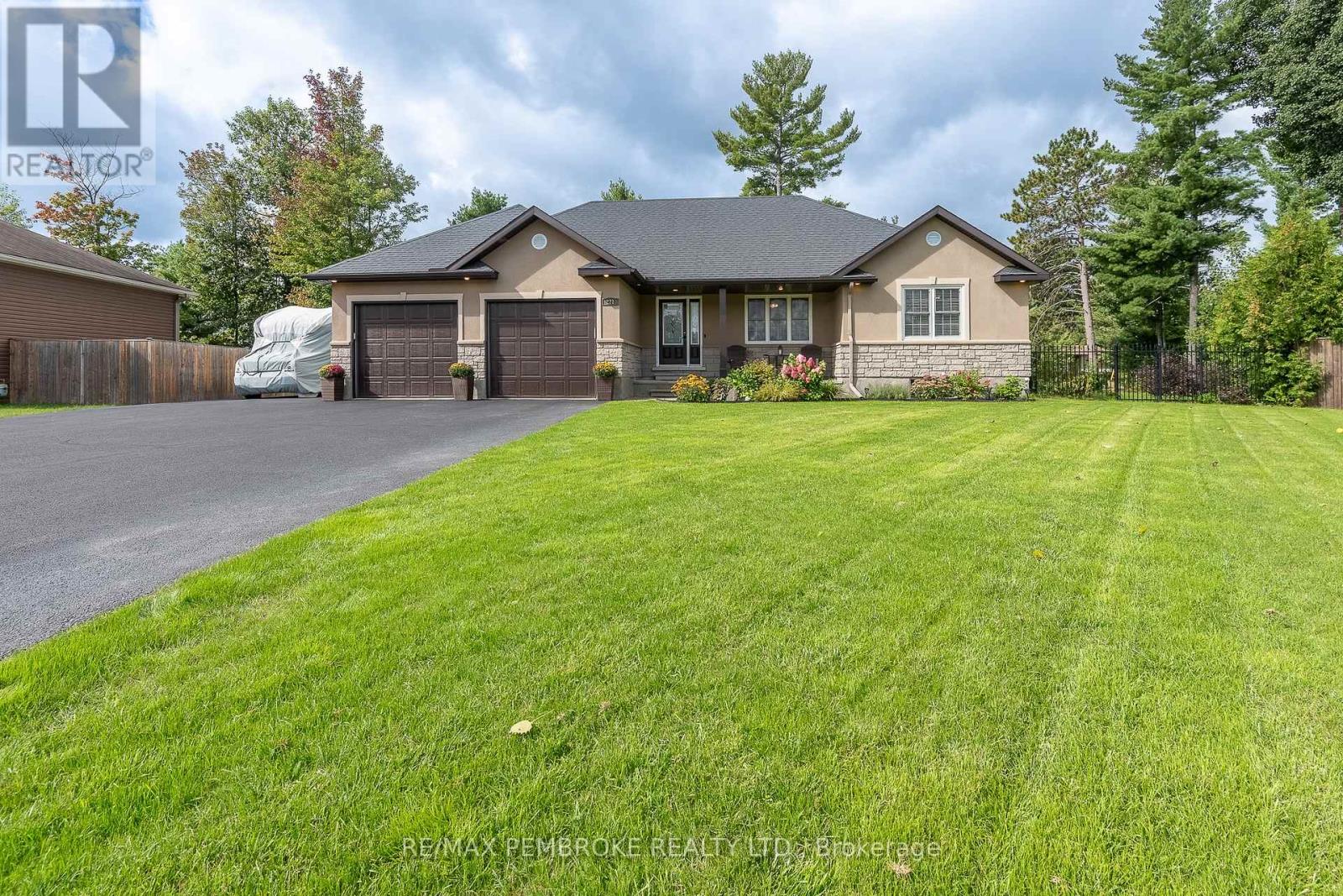 221 ORIOLE CRESCENT, Petawawa, Ontario