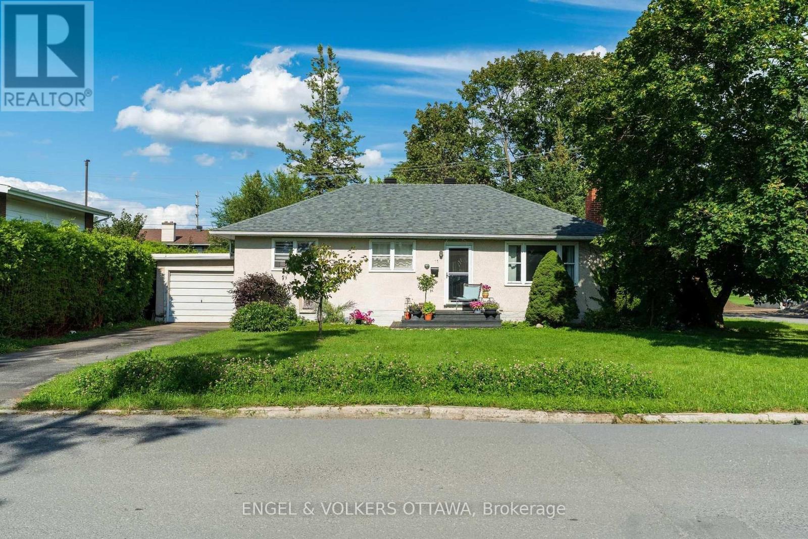 11 HILLIARD AVENUE, Ottawa, Ontario