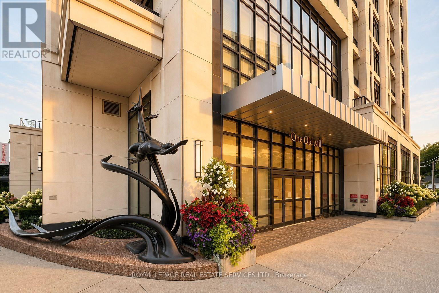 901 - 1 Old Mill Drive, Toronto, Ontario  M6S 0A1 - Photo 3 - W13791916