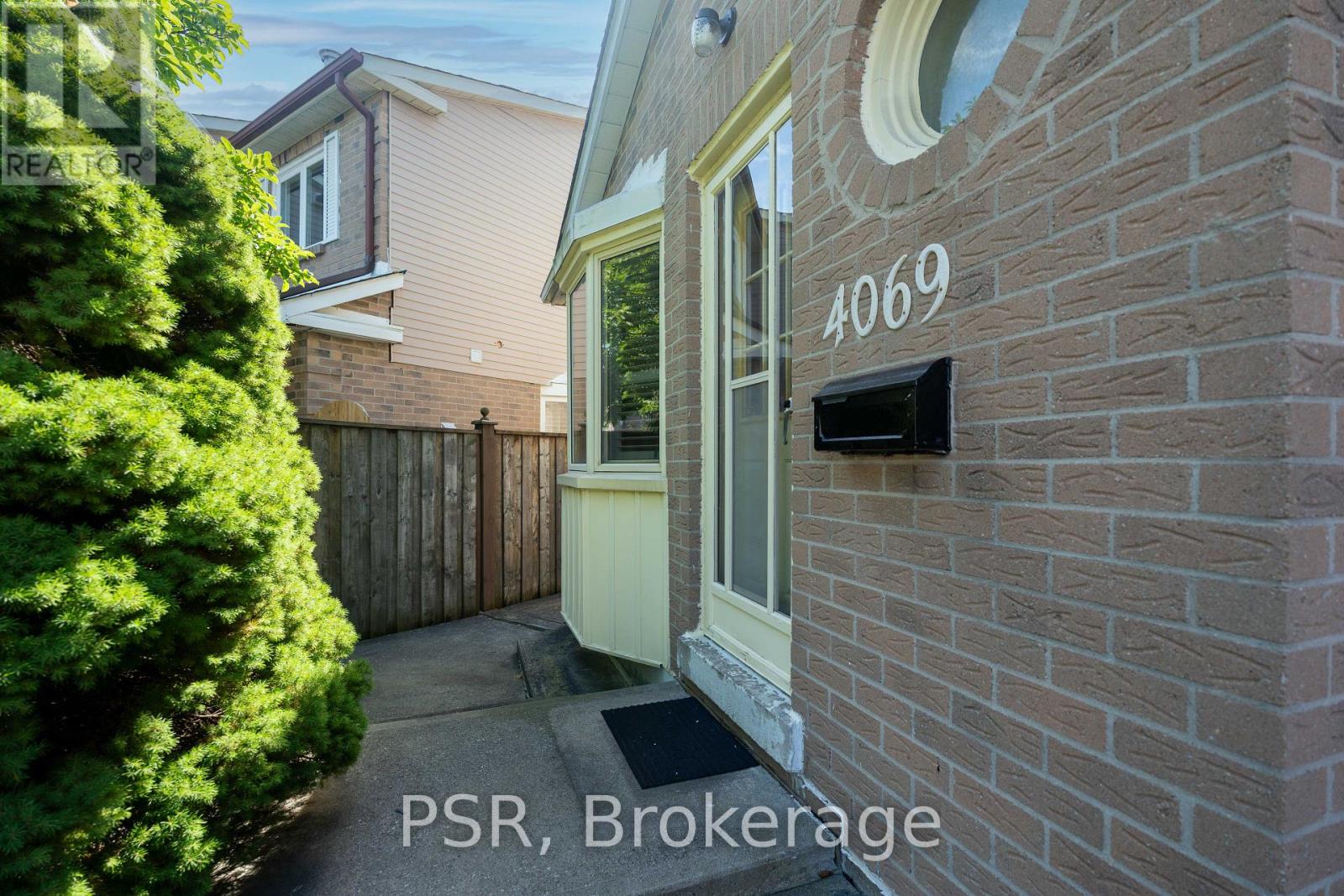 4069 Chelmsford Court, Mississauga, Ontario  L5B 2X2 - Photo 2 - W13791950