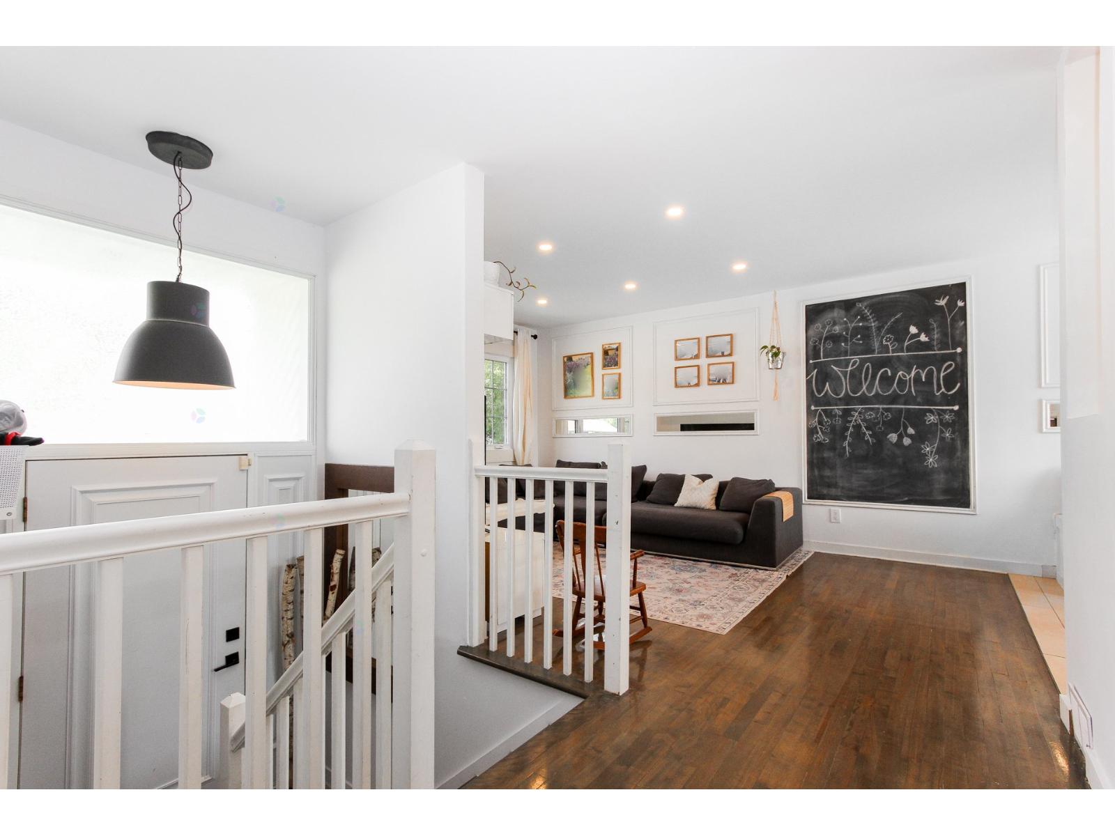 5028 Rue de Savoie Montréal (Pierrefonds-Roxboro) Quebec Canada H8Z1C2 4