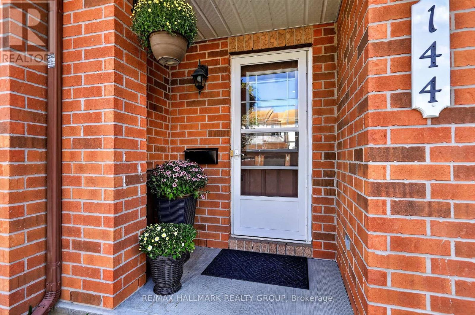 144 Marrissa Avenue, Ottawa, Ontario  K1J 0A6 - Photo 2 - X13792196