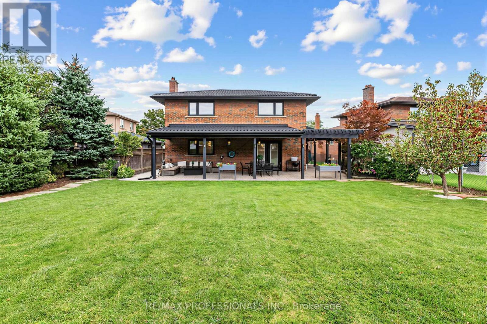 182 GRACEFIELD AVENUE, Toronto, Ontario