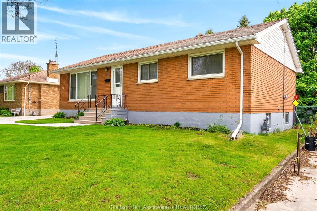 35 Peter Street, Chatham, Ontario  N7M 5B2 - Photo 2 - 26009449