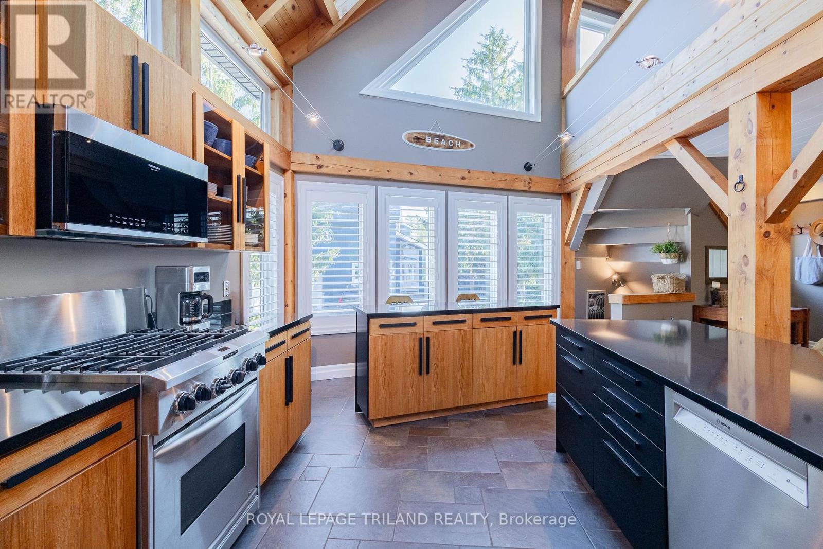 42 Lakeside Circle, Lambton Shores, Ontario  N0M 1T0 - Photo 2 - X13792558