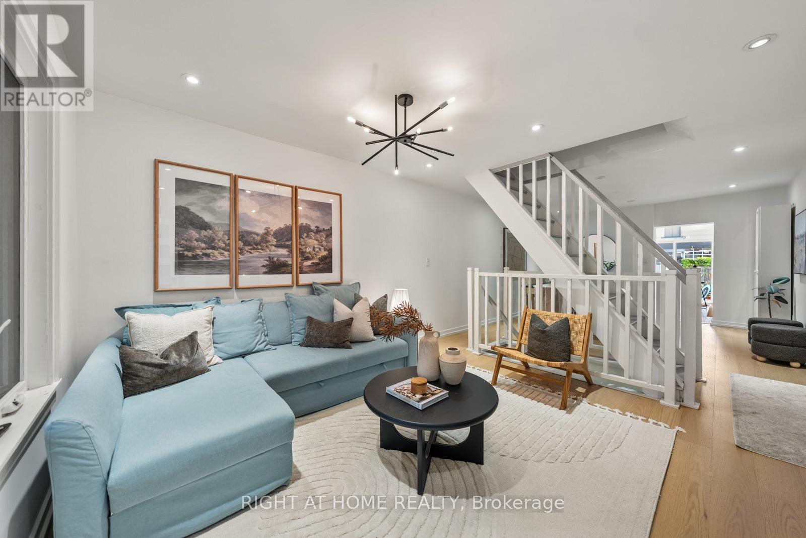 5 1/2 LUTTRELL AVENUE, Toronto, Ontario