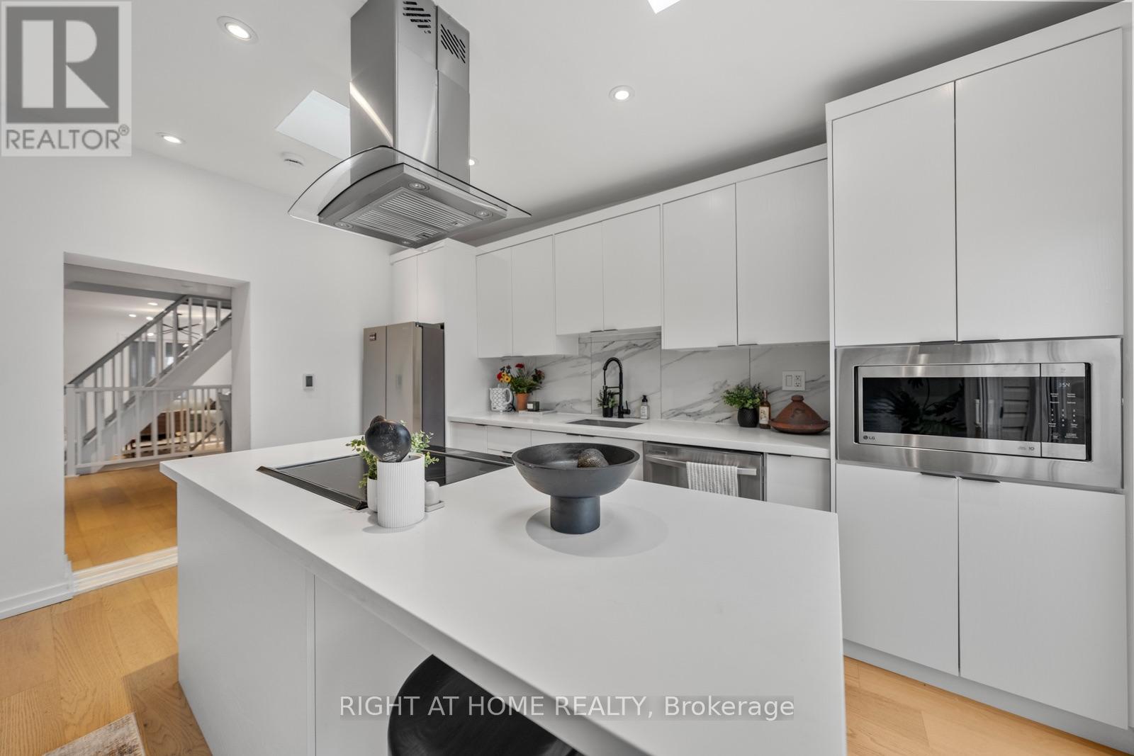5 1/2 Luttrell Avenue, Toronto, Ontario  M4C 5E2 - Photo 14 - E13792642