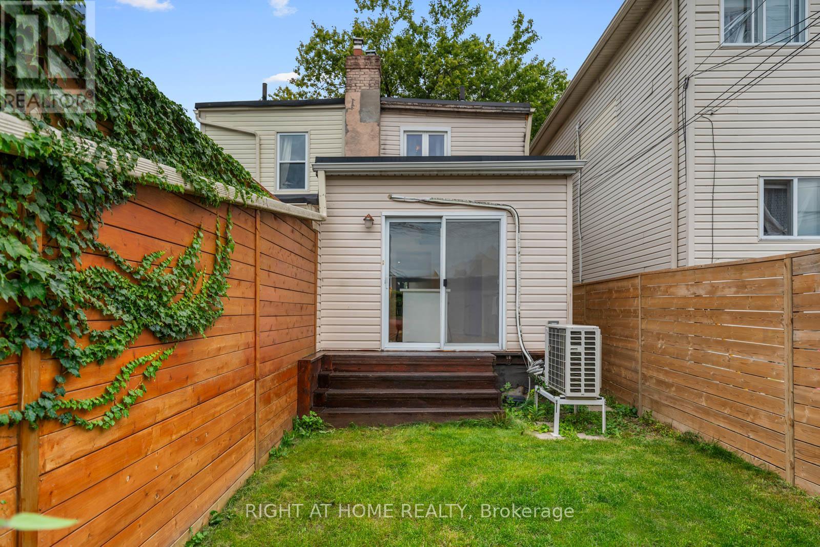 5 1/2 Luttrell Avenue, Toronto, Ontario  M4C 5E2 - Photo 27 - E13792642