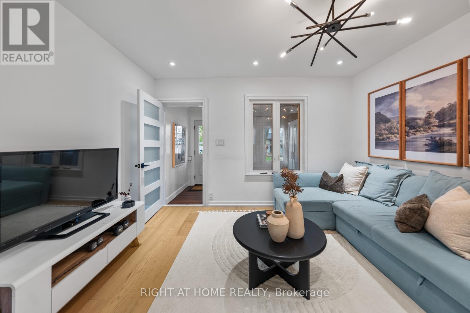 5 1/2 Luttrell Avenue, Toronto, Ontario  M4C 5E2 - Photo 6 - E13792642