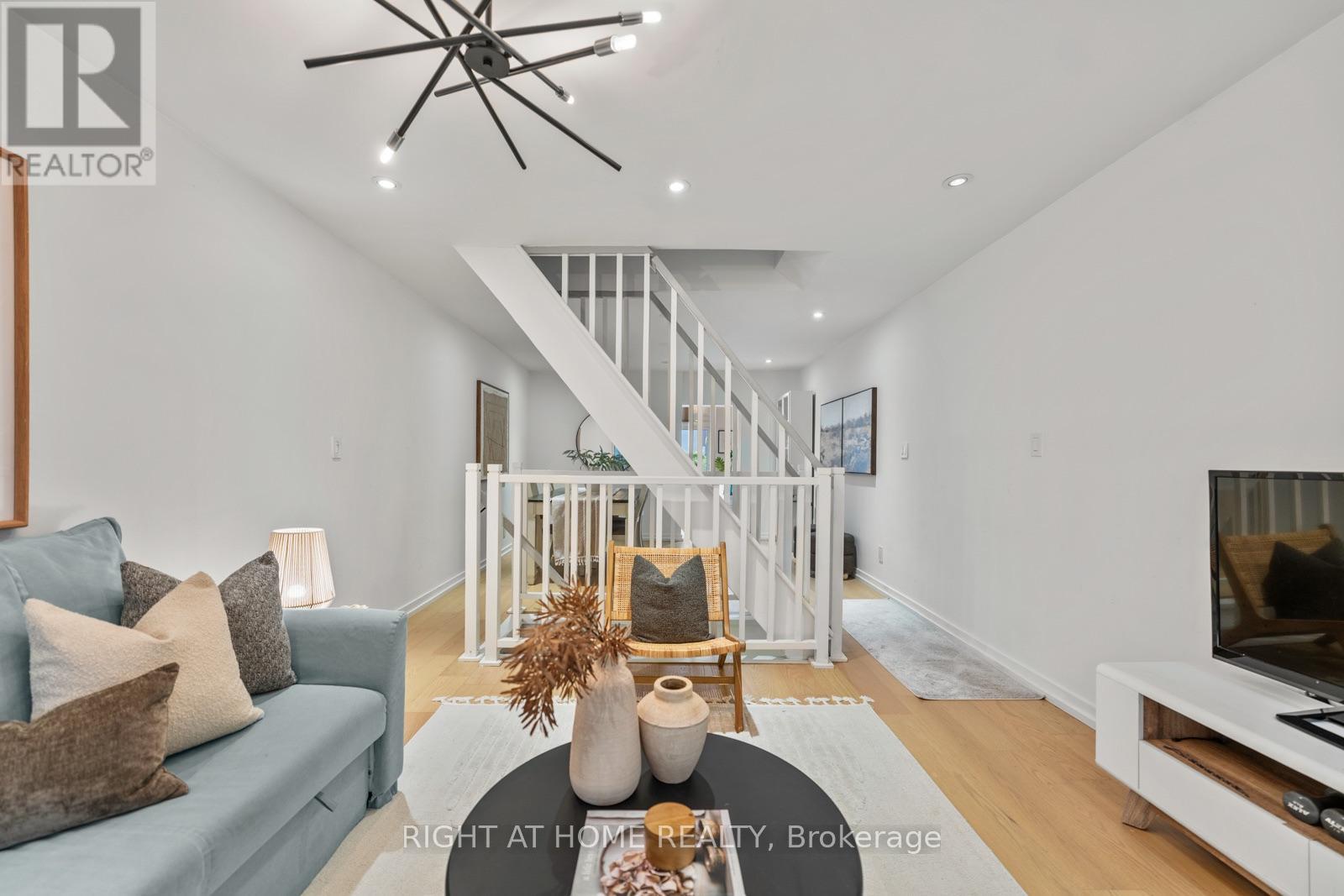 5 1/2 Luttrell Avenue, Toronto, Ontario  M4C 5E2 - Photo 7 - E13792642