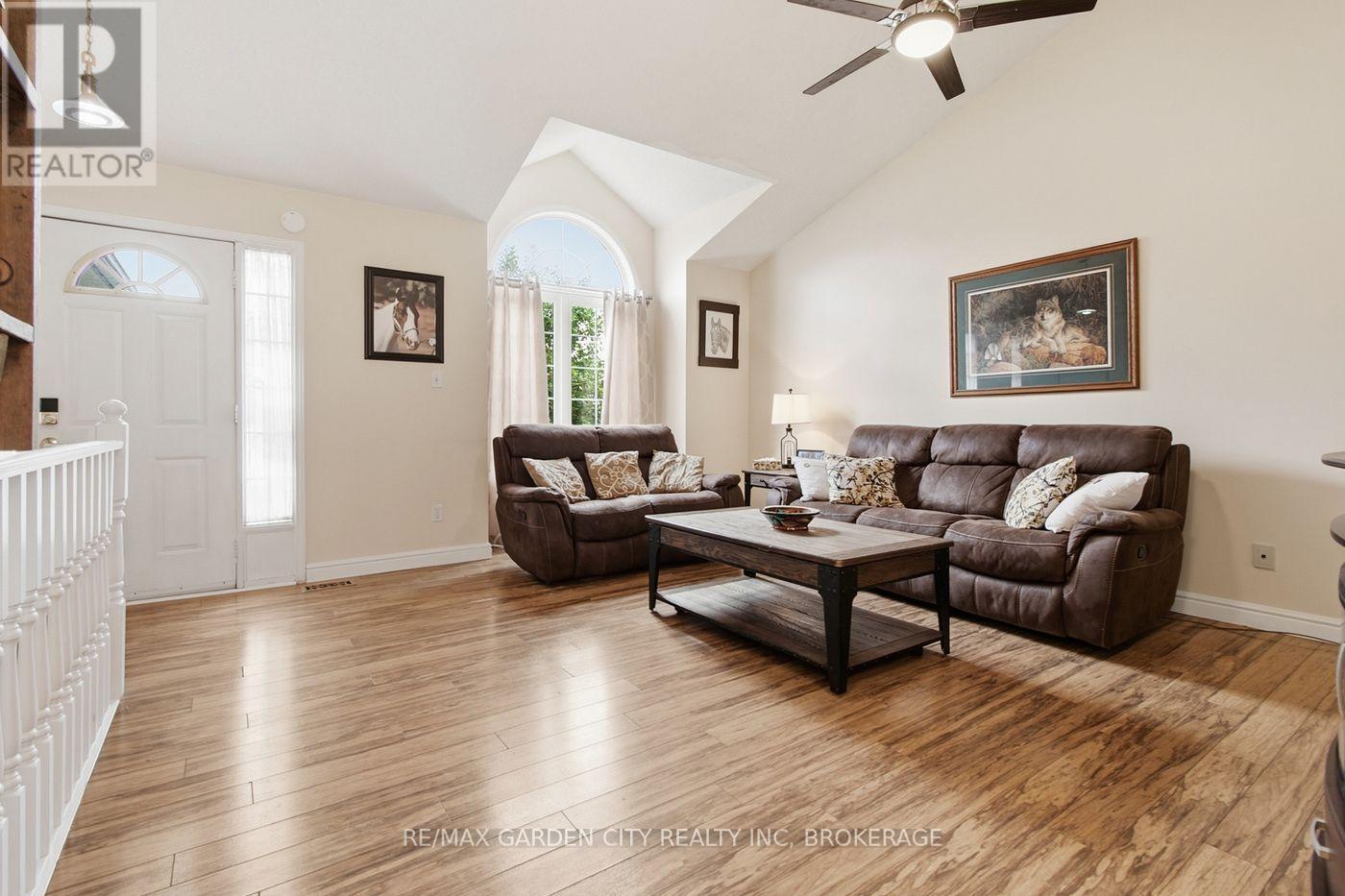 21 B Kelson Avenue N, Grimsby, Ontario  L3M 4C6 - Photo 3 - X13792982