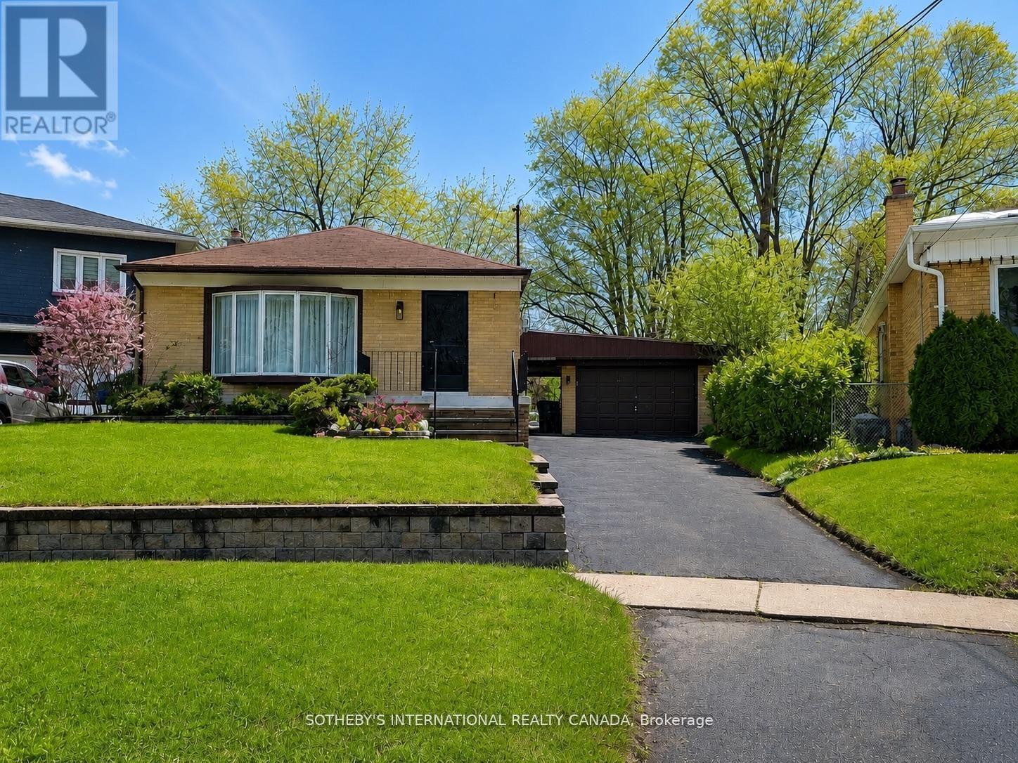 56 COURTON DRIVE, Toronto, Ontario