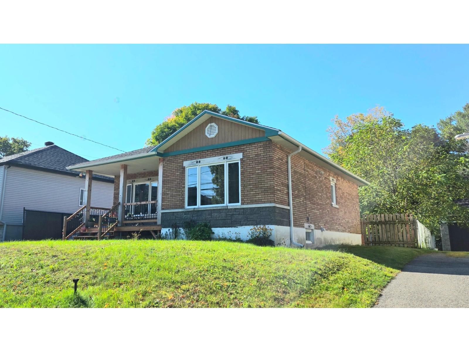 15032 Rue Mackenzie Mirabel Quebec Canada J7N1J2 2