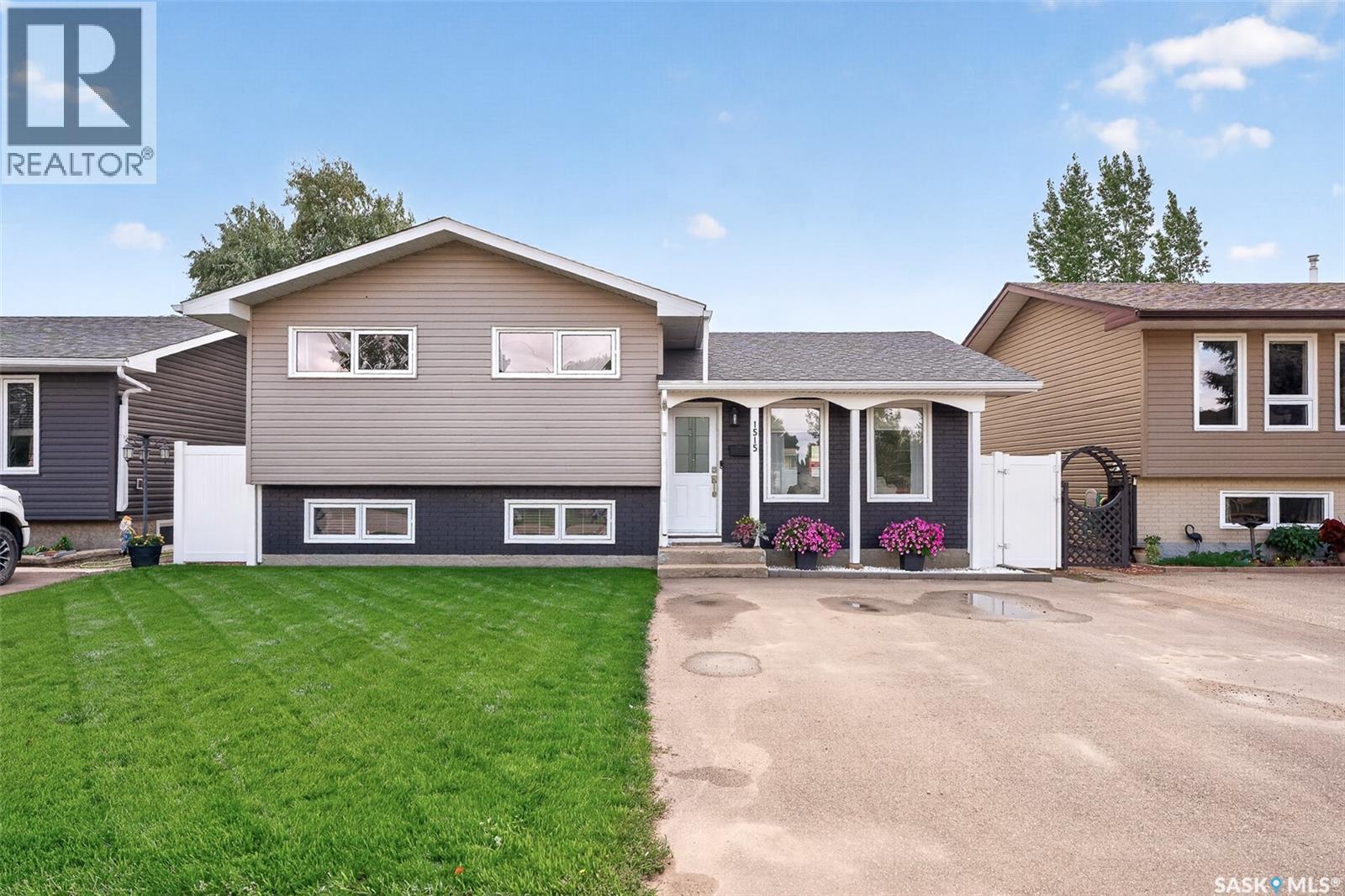 1515 Caribou Street W, Moose Jaw, Saskatchewan  S6H 7N5 - Photo 2 - SK048570