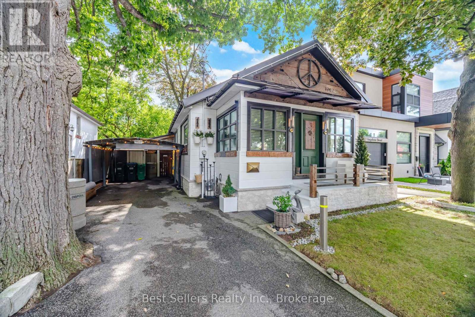 174 Angelene Street, Mississauga, Ontario  L5G 1X2 - Photo 2 - W13792876