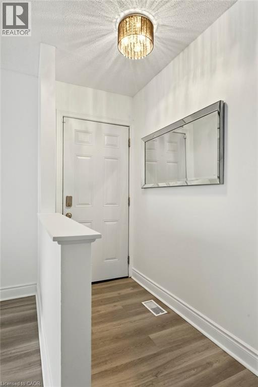 27 Gretna Court, Hamilton, Ontario  L9C 4V1 - Photo 4 - 40863648