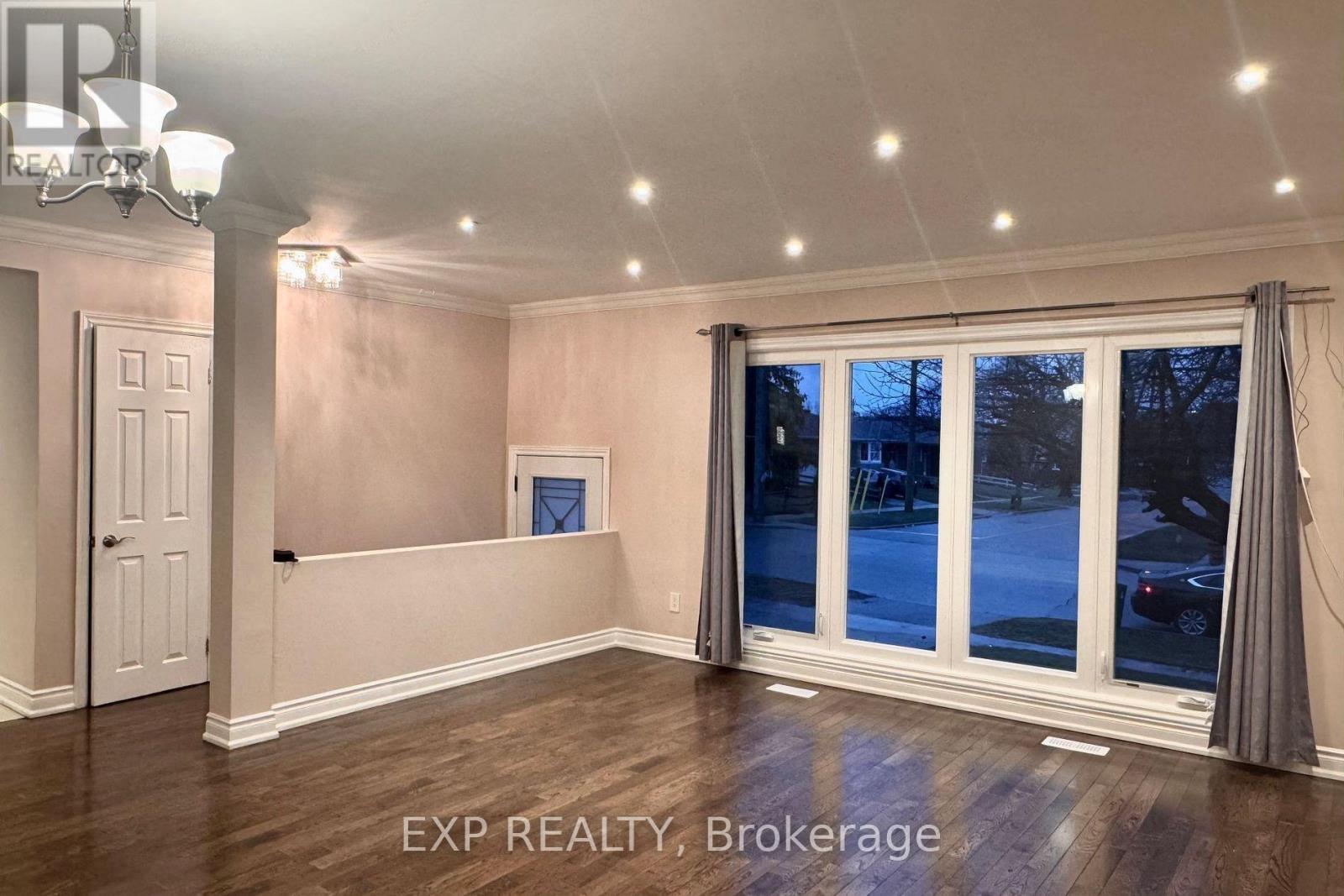 69 Hollyhedge Drive, Toronto, Ontario  M1J 1X4 - Photo 3 - E13793208