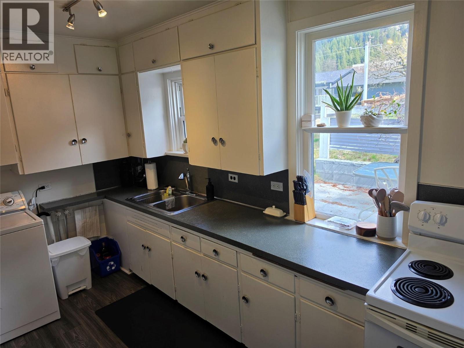 804 Eighth Street, Nelson, British Columbia V1L 3B1 - Photo 4 - 10400972