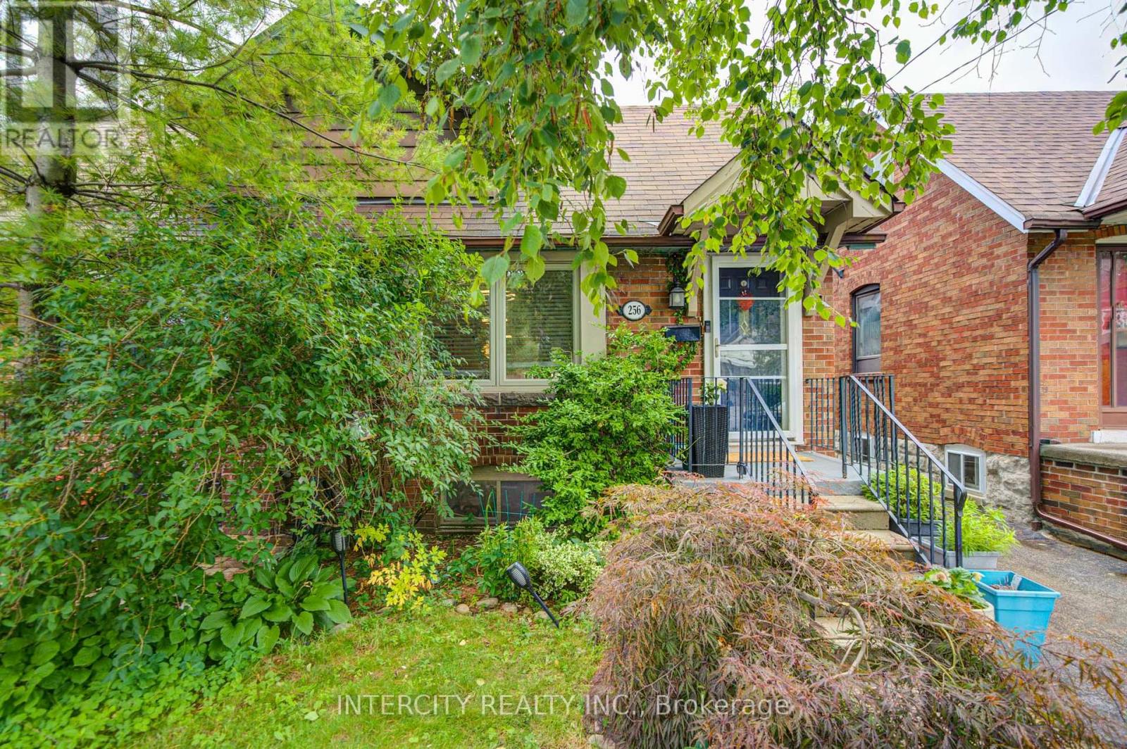 256 Blantyre Avenue, Toronto, Ontario  M1N 2S1 - Photo 4 - E13793330