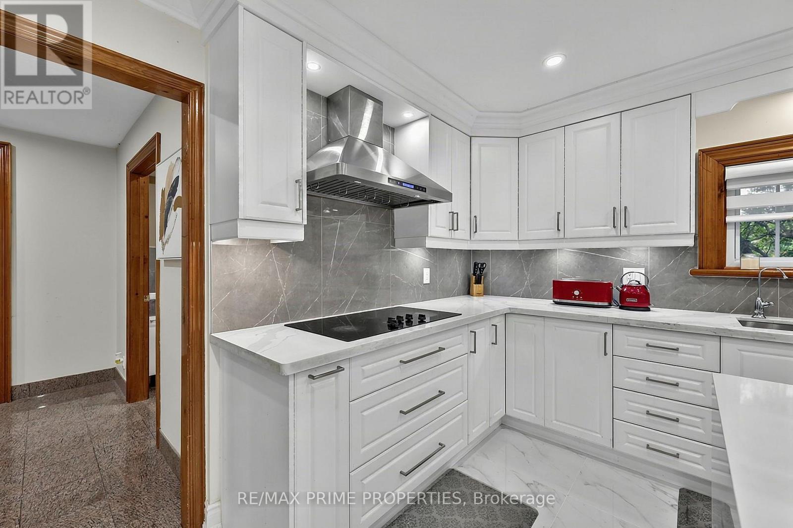 20369 Centre Street, East Gwillimbury, Ontario  L0G 1M0 - Photo 9 - N13793320