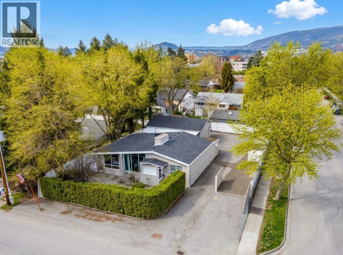 1201 Kelglen Crescent, Kelowna, British Columbia