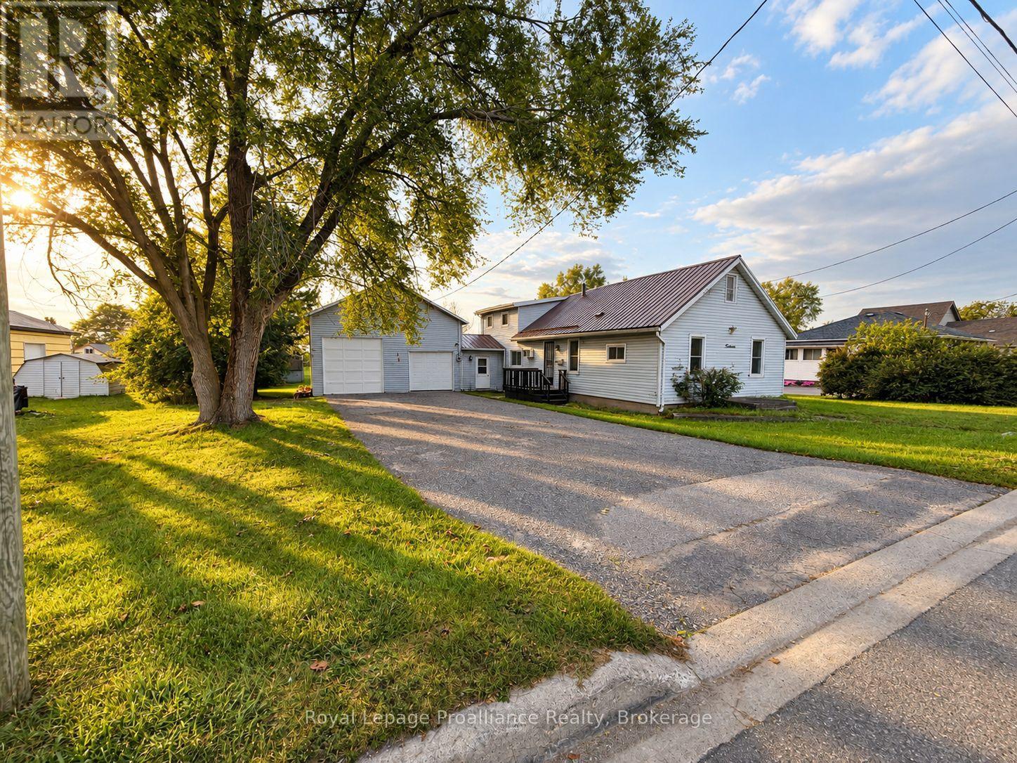 14 Pearl Street, Belleville (Belleville Ward), Ontario  K8N 4X2 - Photo 1 - X13793534