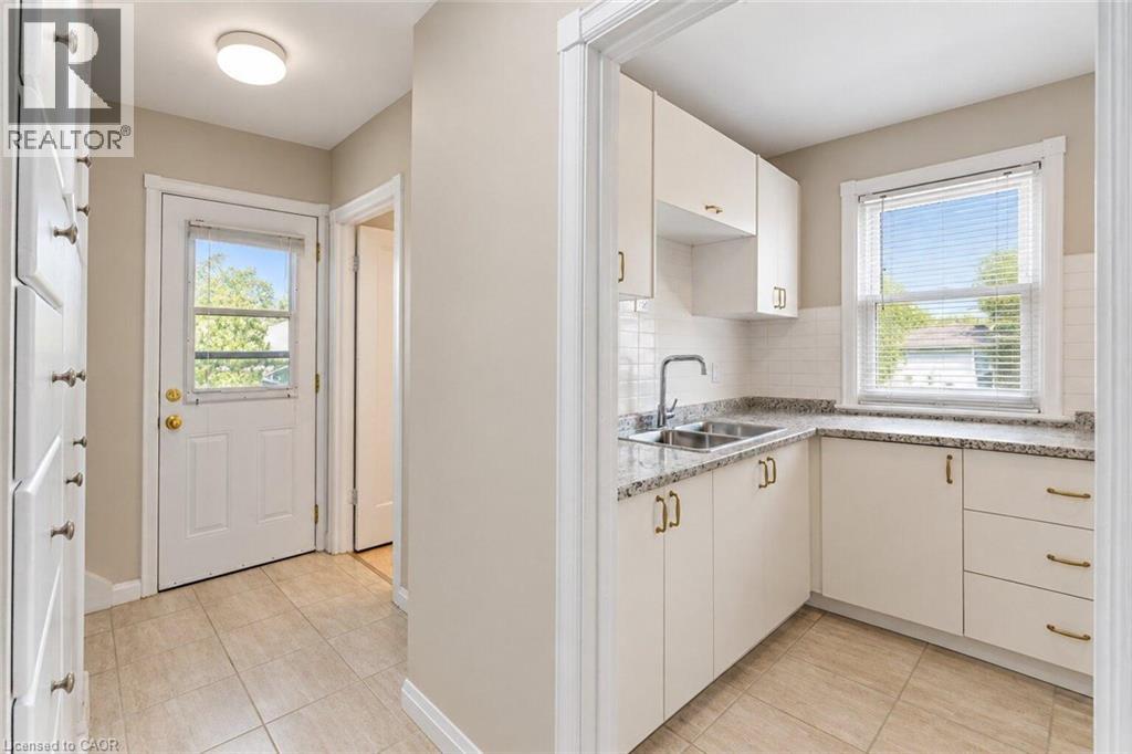 269 Queensdale Avenue E, Hamilton, Ontario  L9A 1L3 - Photo 18 - 40863878