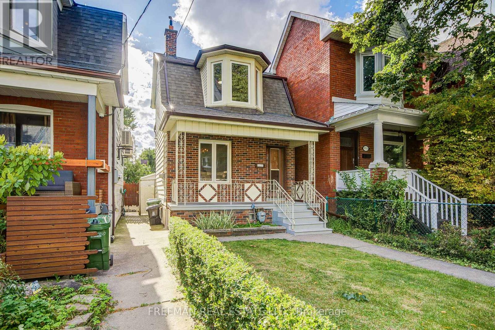 912 Manning Avenue, Toronto, Ontario  M6G 2X4 - Photo 1 - C13793696