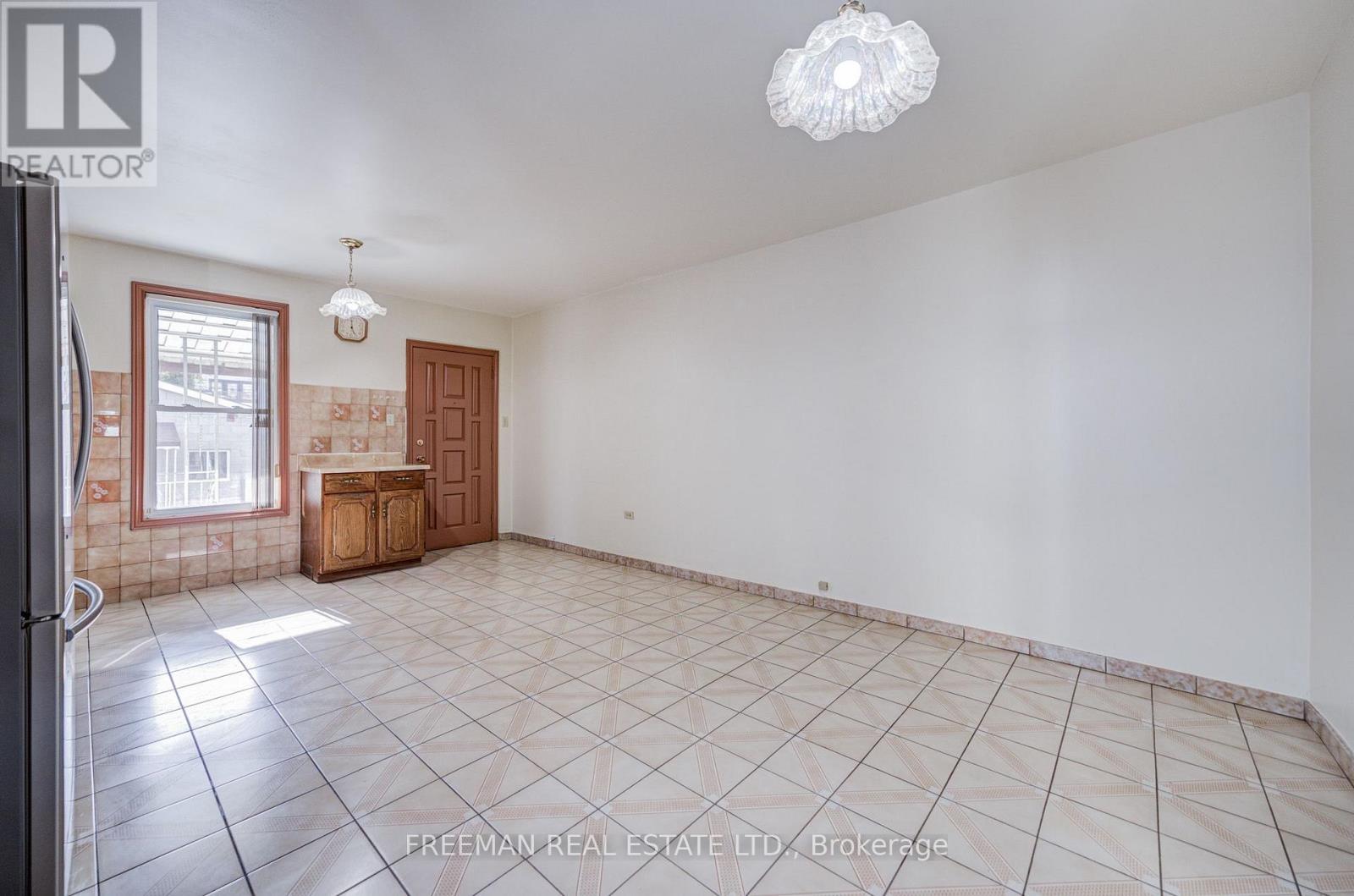 912 Manning Avenue, Toronto, Ontario  M6G 2X4 - Photo 10 - C13793696