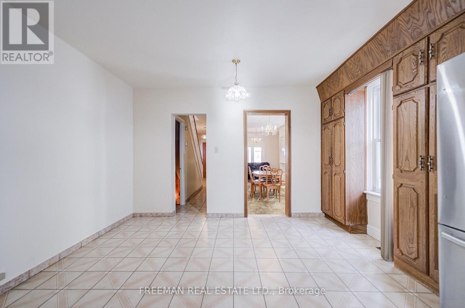 912 Manning Avenue, Toronto, Ontario  M6G 2X4 - Photo 11 - C13793696