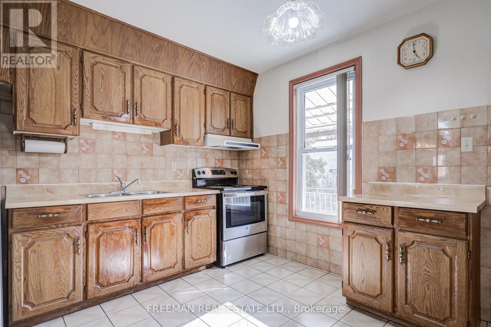 912 Manning Avenue, Toronto, Ontario  M6G 2X4 - Photo 12 - C13793696